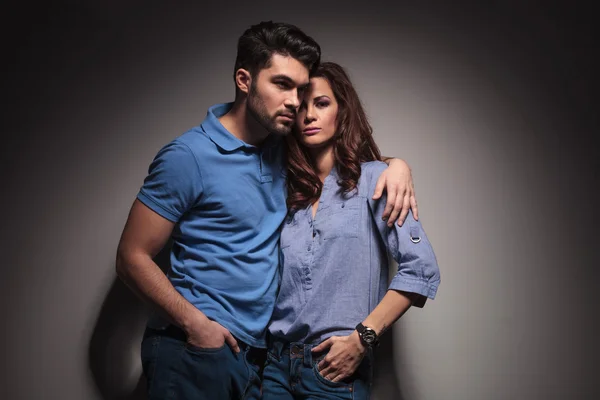 Casal posando com as mãos nos bolsos . — Fotografia de Stock