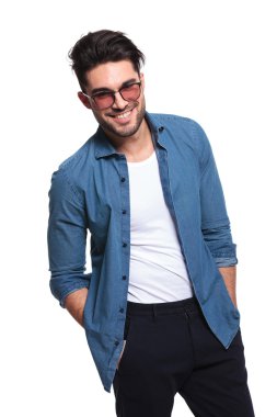 Her iki el ele tutuşarak ceplerinde moda adam