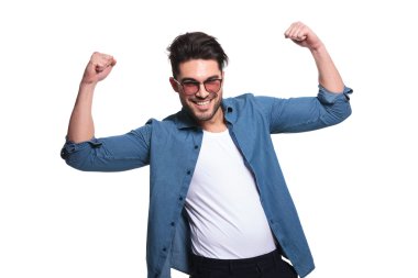 Genç casual adam bir başarı kutluyor 