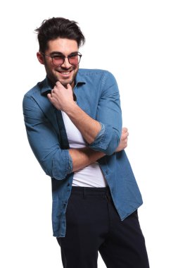 casual adam elini çenesine için holding.