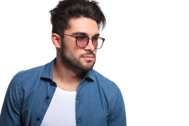 yakışıklı delikanlı uzağa arıyorsunuz