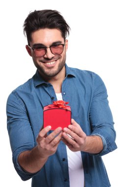 casual delikanlı küçük bir kırmızı hediye sunma