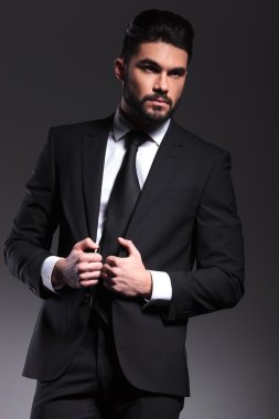 Ceketini sabitleme çekici iş adamı 