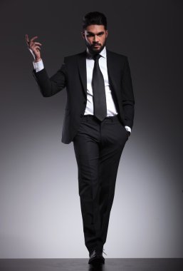 İleri yürüme zarif iş adamı 