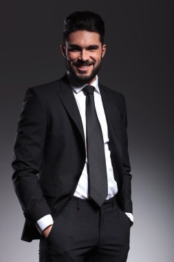 Ceplerinde elele gülümseyen iş adamı