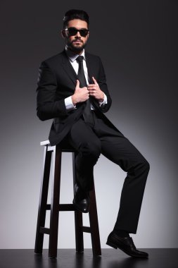 Ceketini sabitleme siyah güneş gözlüğü takıyor zarif iş adamı