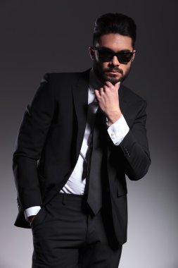 Düşünme genç zarif iş adamı.