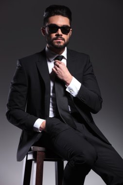 Kravatını sabitleme genç iş adamı