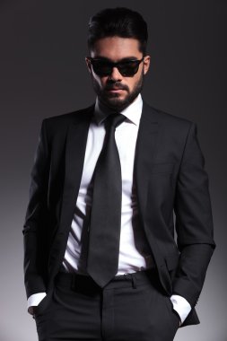 kamera için poz genç zarif iş adamı 