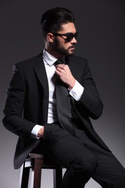 Kravatını sabitleme zarif iş adamı