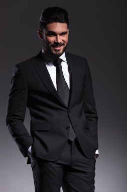 gülümseyen süre cebinde onun elele iş adamı 