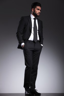  iş adamı uzak ceplerinde ellerini tutarak arıyorsunuz.