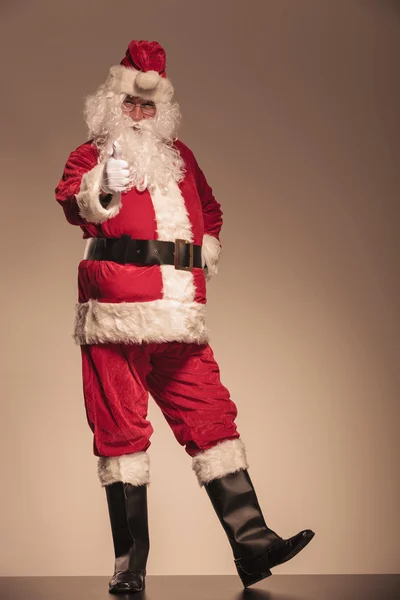 Santa Claus visar tummen upp gest — Stockfoto