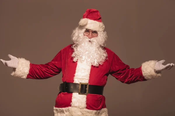 Porträt des Weihnachtsmannes bei der Begrüßung — Stockfoto