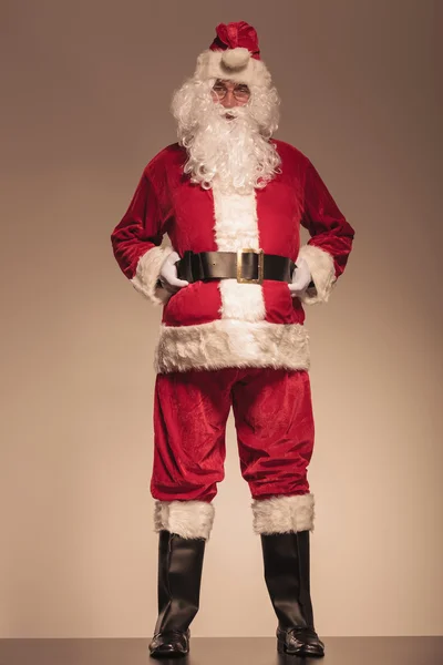Noel Baba onun siyah kemer tutarak — Stok fotoğraf