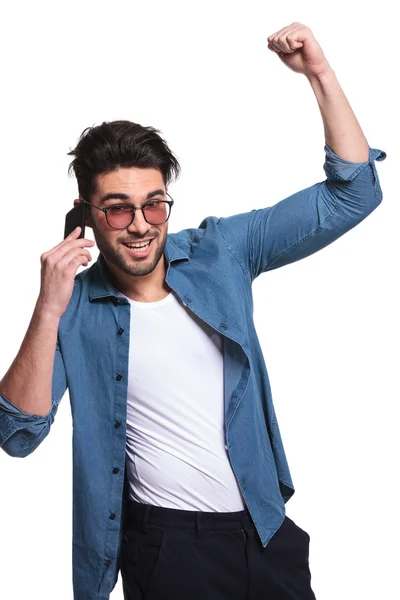 Jovem segurando seu braço no ar — Fotografia de Stock