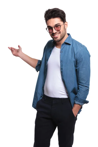 Joven presentando sobre un fondo blanco — Foto de Stock