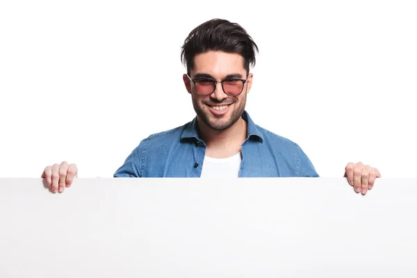 Lycklig casual man innehar en whiteboard — Stockfoto