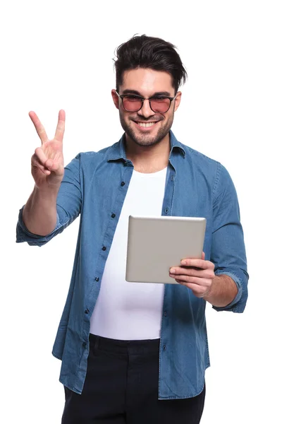 Joven hombre casual sosteniendo una tableta de ordenador —  Fotos de Stock