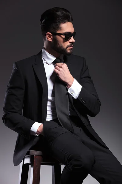 Elegant business man fixing his tie — Stock Photo, Image