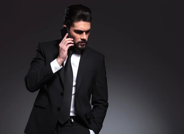 Elegante uomo d'affari che parla al telefono — Foto Stock