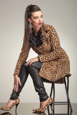 oturmuş, bileğini için elini tutan kadın