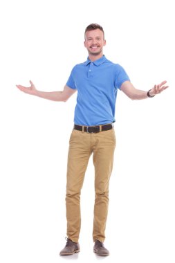 Casual genç adam sizi karşılayan