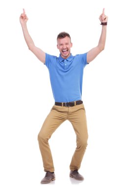 Casual genç adam puan yukarı doğru