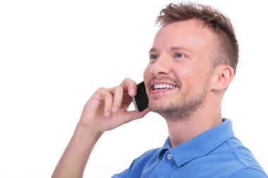 Sıradan bir genç adam telefonda konuşuyor.