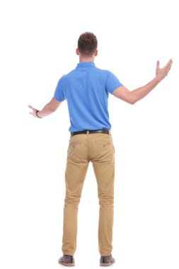 casual genç adam geri birisi welcoming