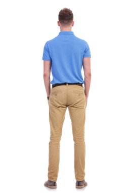 Casual genç adam onun arkada bekleyen