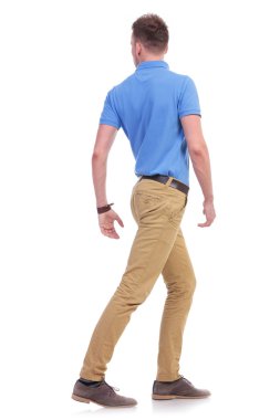 Casual genç adam sırtını döner