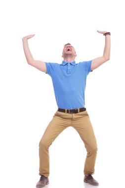 Casual genç adam hayali bir şey tutar