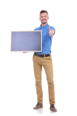 başparmak blackboard ile rahat genç adam ortaya çıktı