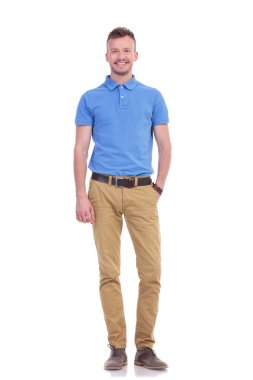 onun cebinde tek elle rahat genç adam