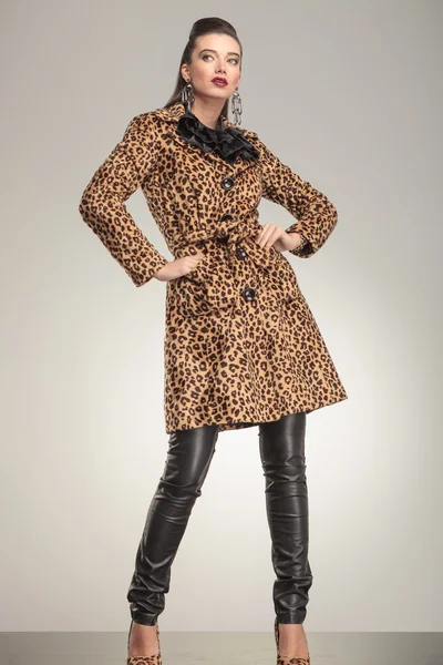Mulher da moda em animal print casaco posando para a câmera . — Fotografia de Stock