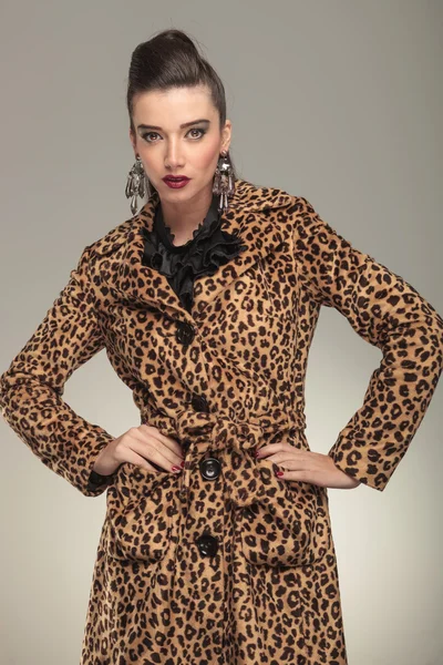 Mode kvinna i animal print coat poserar — Stockfoto