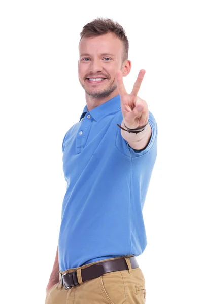 Casual young man shows peace sign — Stock Photo, Image