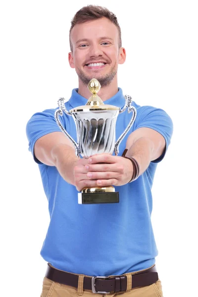 Jovem casual segura seu troféu — Fotografia de Stock