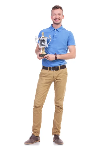 Jovem casual com um troféu — Fotografia de Stock