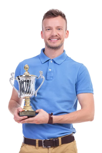 Casual giovane uomo con trofeo in mano — Foto Stock