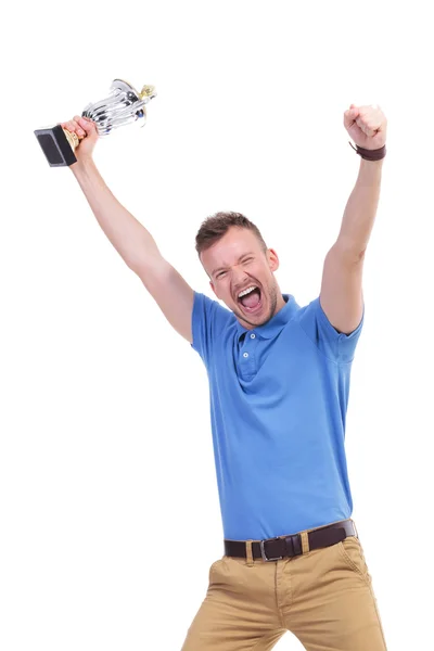 Casual genç adam elinde kupa ile alkış — Stok fotoğraf