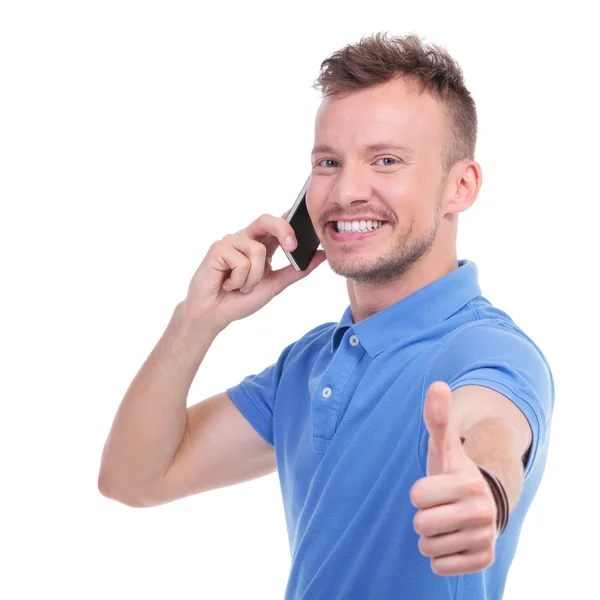 Jovem casual mostra ok enquanto no telefone — Fotografia de Stock