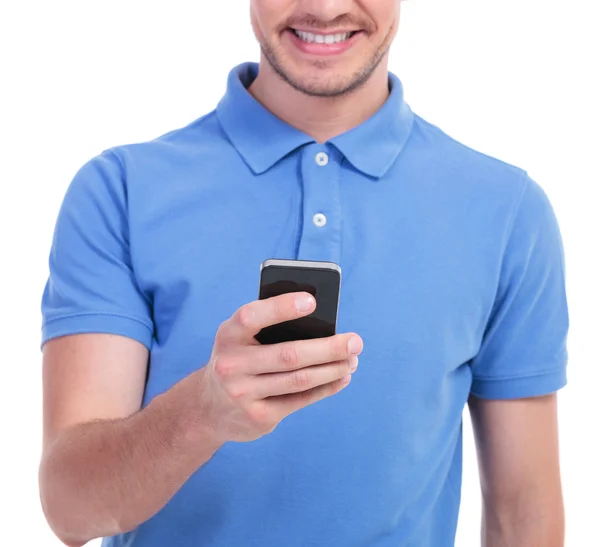 Joven casual juega en su teléfono — Foto de Stock