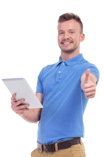 Homem jovem casual com tablet mostra polegar para cima — Fotografia de Stock