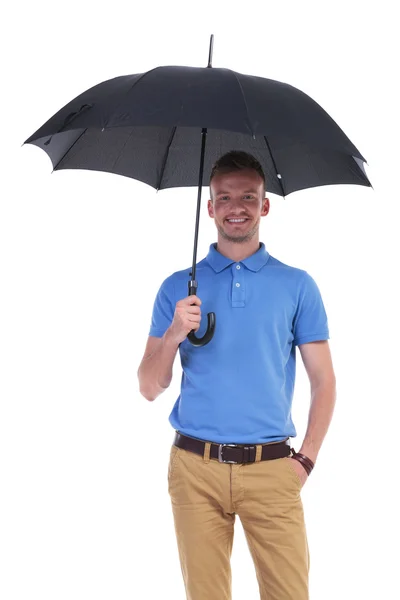 Dorywczo młody człowiek z parasolem w ręku — Zdjęcie stockowe