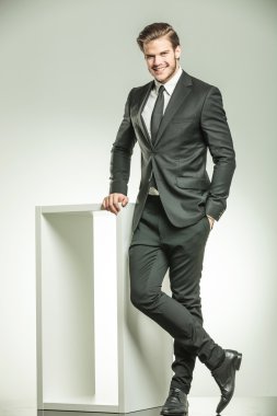 Masaya elini tutan genç zarif iş adamı.