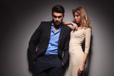 Blode kadın sevgilisi eğilerek