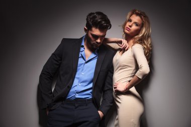 adam kız arkadaşı ona yaslanmış iken aşağı bakıyor