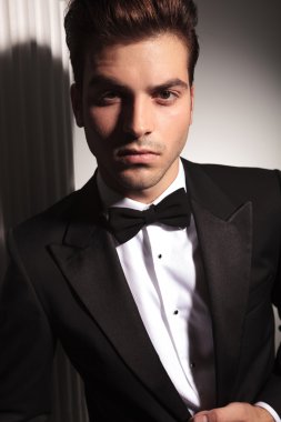  Kameraya bakarak yakışıklı genç iş adamı.